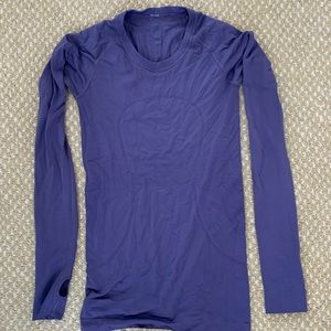 Lululemon long sleeve unsure of size 4 or 6
